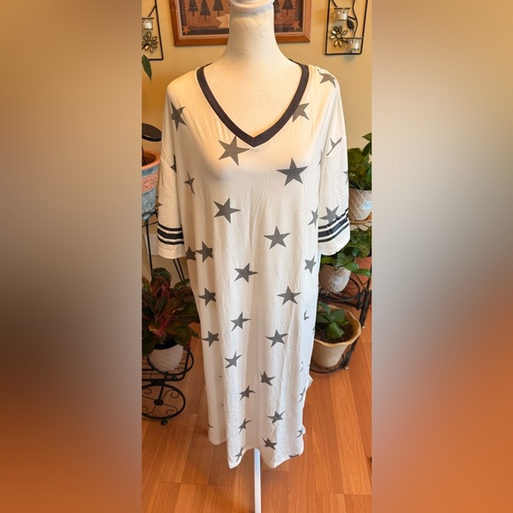 NWOT Women’s XXL Nightgown Sleepwear White W Gray Stars Viscose Polyester - Picture 1 of 11